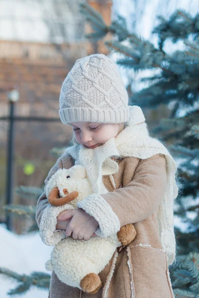 Bambina con un agnello giocattolo — Foto Stock
