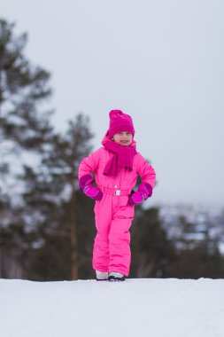 Karlı dağların çalışan mutlu küçük kız