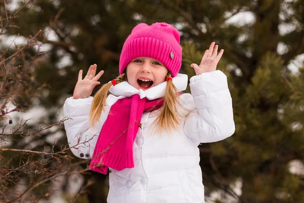 陽気な女の子は白い雪を楽しんでください。 — ストック写真