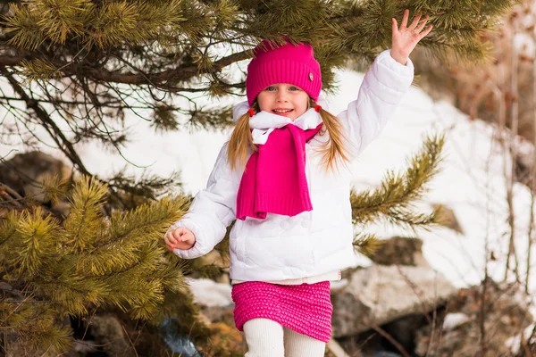 陽気な女の子は白い雪を楽しんでください。 — ストック写真