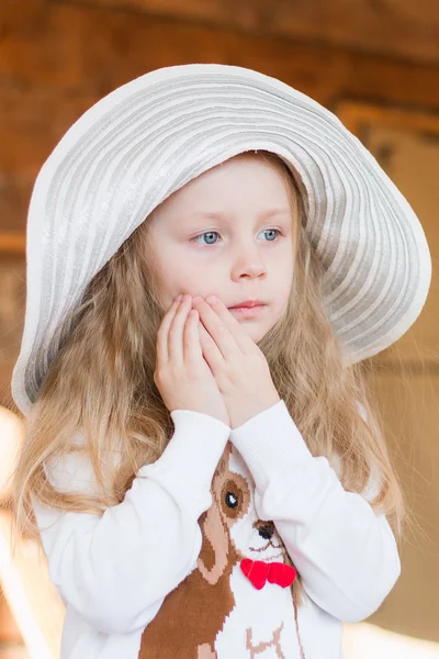 Retrato de uma menina em um chapéu — Fotografia de Stock