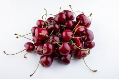 Beyaz arka planda bir sürü kiraz çileği