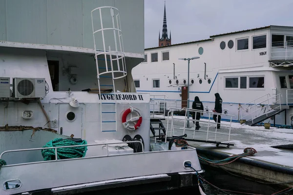 Estocolmo Duas Pessoas Andando Rygerfjord Boat Hostel Sdermlarstrand — Fotografia de Stock