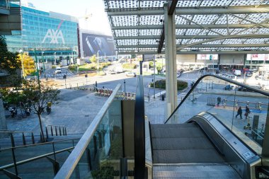 Milan - 10 / 28 / 2020: Boş bir Garibaldi istasyonu ve soldaki PalAXA 'nın yukarıdan görünüşü - çalışanlar ve banliyö çalışanları akıllı çalışıyor.