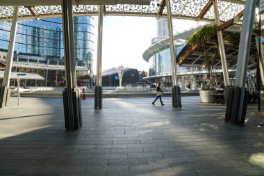 Milan - 10 / 28 / 2020: Gae Aulenti, Milano Porta Nuova bölgesinde boş bir alanda yürüyen bir kadın