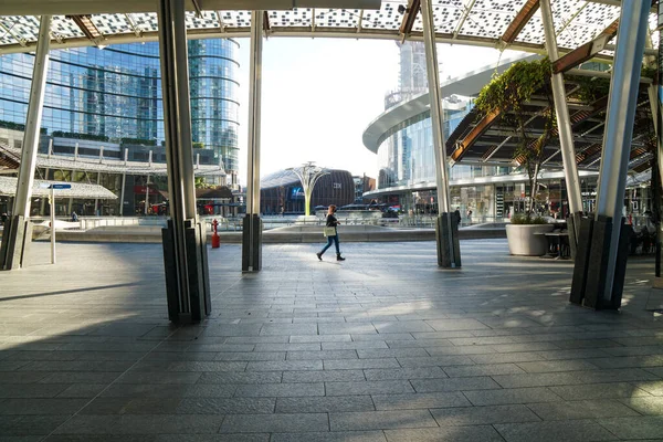 Milan - 10 / 28 / 2020: boş bir iş bölgesinde yürüyen bir kadın - Place Gae Aulenti, Milano Porta Nuova bölgesi
