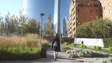Milan - 10 / 28 / 2020: Porta Nuova 'daki Unicredit kulesine doğru yürüyen adam