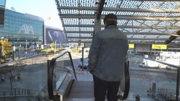 Dieses Video Milan 2020 Mann Mit Hut Geht Rolltreppen Vom — Stockvideo