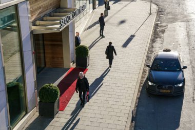 Stockholm - 02 / 07 / 2017: Vasagatan 'daki Scandic Continental otelinin girişinde yürüyen insanlar