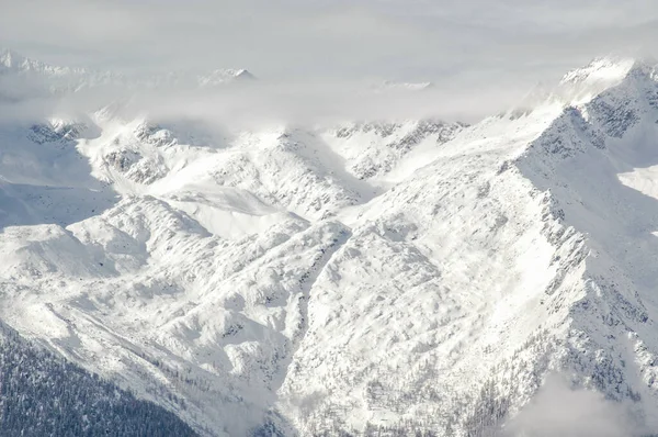 マドンナ カンピリオ トレンティーノ アルト アディジェ イタリア ドロマイト雪に覆われた山々と雪の空 — ストック写真