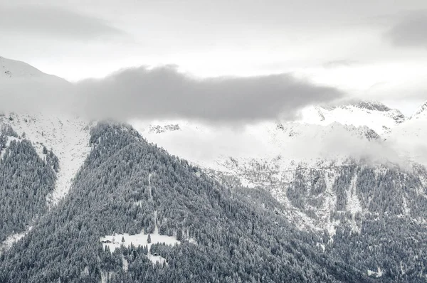 イタリアのトレンティーノ アルト アディジェ州マドンナ カンピリオ 雪に覆われたドロマイト山脈 — ストック写真