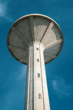 Mortara - 12 / 31 / 2020: Mavi gökyüzüne karşı su kemeri kulesi, gaddar mimari