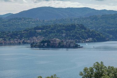 Alzo di Pella - 07 / 12 / 2020: San Giulio Adası ile Orta Göl 'ün yukarısından görüş