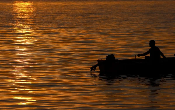 Silueta pescador — Foto de Stock