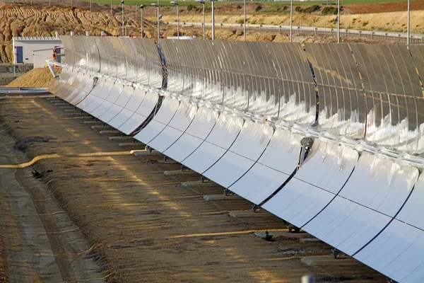 โรงไฟฟ้าพลังงานแสงอาทิตย์ — ภาพถ่ายสต็อก
