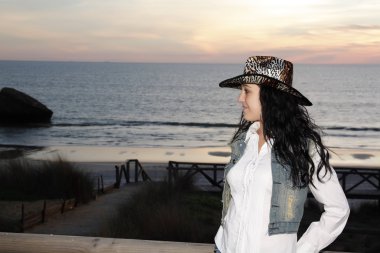 Genç esmer kadın açık havada