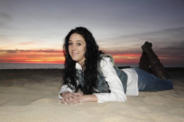 Genç esmer kadın açık havada