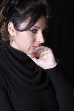 Genç esmer kadın açık havada