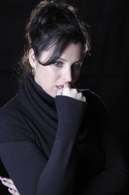 Genç esmer kadın açık havada