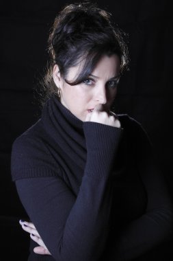 Genç esmer kadın açık havada