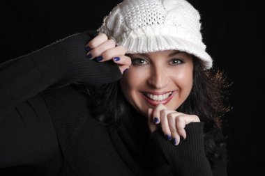 Genç esmer kadın açık havada