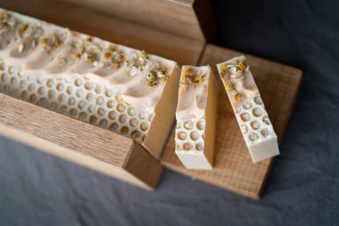 Taze sabun, kesilmeye hazır.