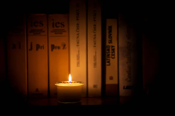 Soja kaars licht oud boek in de bibliotheek — Stockfoto