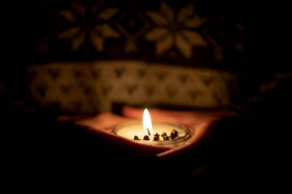 Soy candle and small hands around — Stock Photo, Image