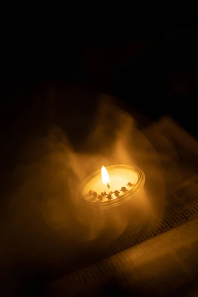 सोया मेणबत्ती लाइट्स लायब्ररीत जुन्या पुस्तक — स्टॉक फोटो, इमेज