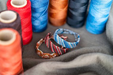 El yapımı makrome bileziklerin gökkuşağı