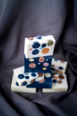 Uzay ve gezegenlerden esinlenilmiş taze ev yapımı doğal sabun.