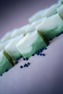 Alevler ardıç sabunundan yapılmış.