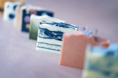 Taze ev yapımı doğal sabunluklar.