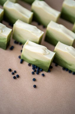 Alevler ardıç sabunundan yapılmış.