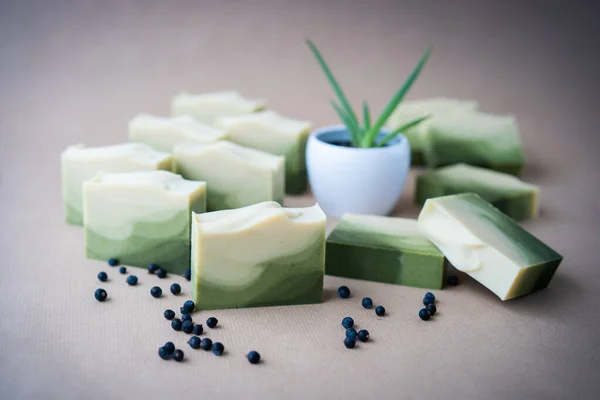 Gerçek ardıçlı el yapımı sabunlar.