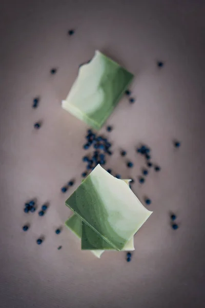 Alevler ardıç sabunundan yapılmış.