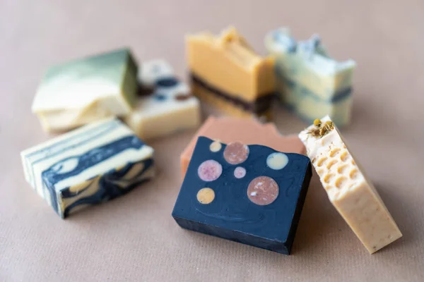Taze ev yapımı doğal sabunluklar.