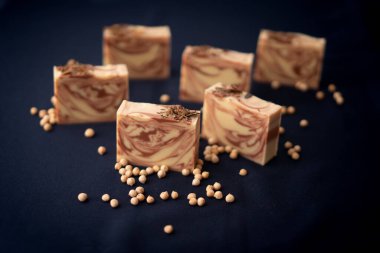 Taze el yapımı sabun kalıpları.