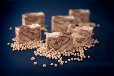 Taze el yapımı sabun kalıpları.