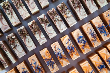 Doğal el yapımı sabunun renkli çubukları