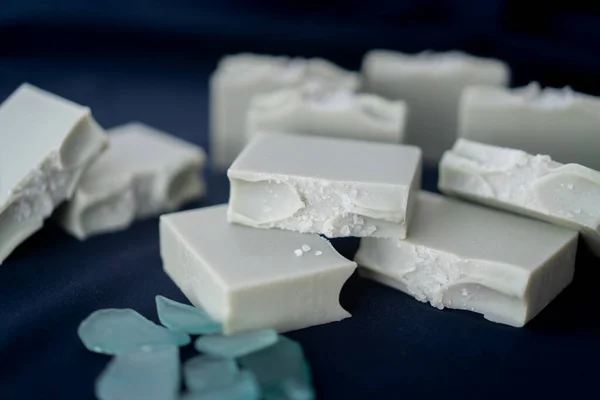 Doğal el yapımı sabunun renkli çubukları