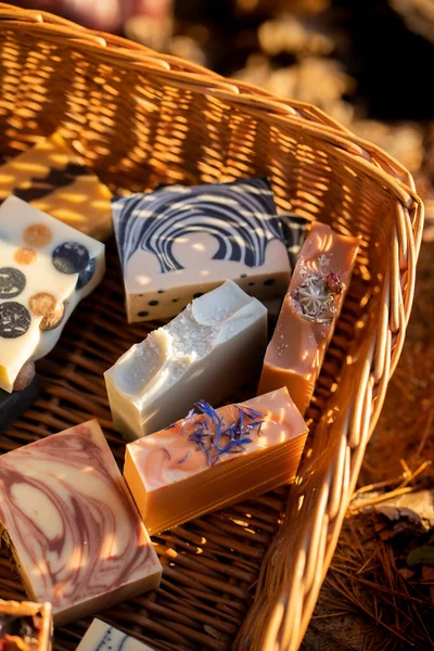 Doğada sunulan el yapımı taze bitkisel sabunlar.