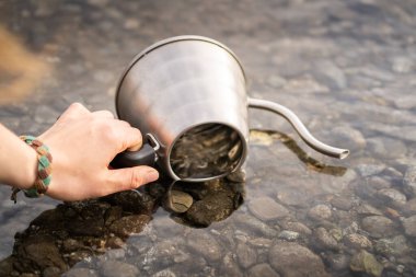 Su ısıtıcısını buzlu suyla doldurup harika bir kahve yapacağım.