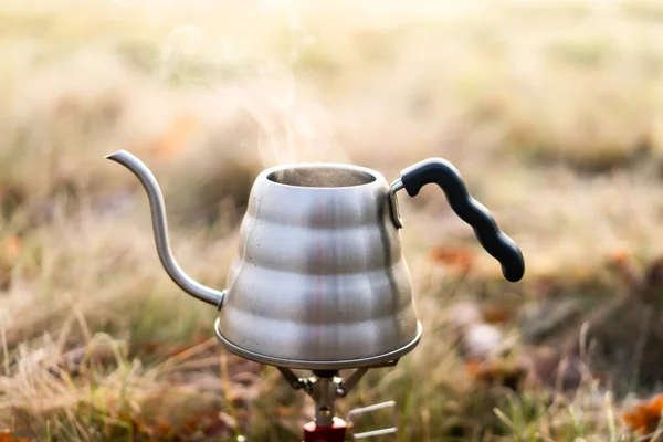 Çayırda kahve için kaynar su.