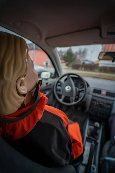 El modelo de reanimación está sentado en el asiento del conductor listo para otra simulación médica durante el curso profesional de primeros auxilios. — Foto de Stock