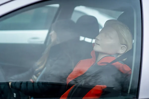 Diriltme modeli, profesyonel ilk yardım kursu sırasında başka bir tıbbi simülasyon için şoförün koltuğunda oturuyor.