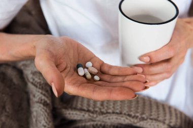 Kadın eli ilaçlarla, haplarla