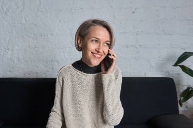 Orta yaşlı bir kadın dizüstü bilgisayarda iç mimar olarak çalışıyor.