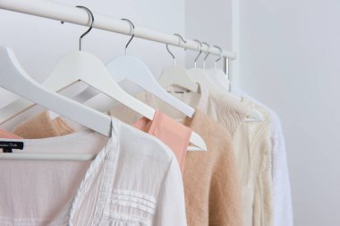 Kadın gardırobu, dolapta bluzlar.