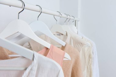 Kadın gardırobu, dolapta bluzlar.